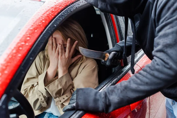 Foco Seletivo Ladrão Segurando Faca Perto Mulher Assustada Carro — Fotografia de Stock