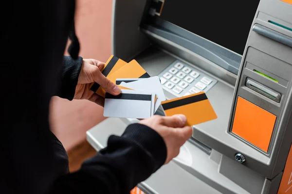 Gehakt Zicht Inbreker Met Creditcards Buurt Van Geldautomaat — Stockfoto
