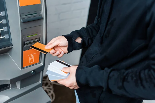 Vista Recortada Ladrón Con Tarjetas Crédito Cerca Cajero Automático — Foto de Stock