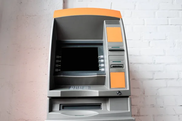 Geautomatiseerde Teller Machine Met Blanco Scherm Buurt Van Witte Bakstenen — Stockfoto