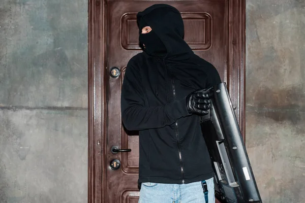 Ladrão Balaclava Segurando Perto Porta Casa — Fotografia de Stock