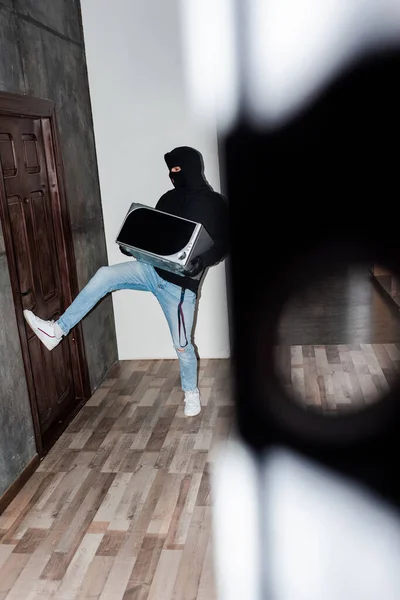 バラクラバとマイクロ波と閉鎖家のドアを保持革手袋で強盗の選択的な焦点 — ストック写真
