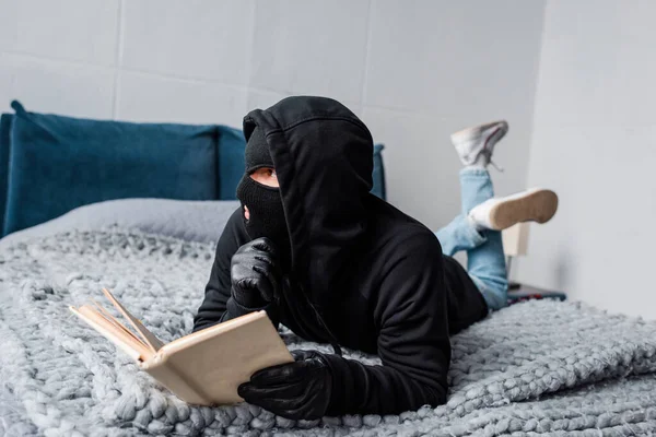 Foco Seletivo Ladrão Balaclava Luvas Couro Ler Livro Cama — Fotografia de Stock