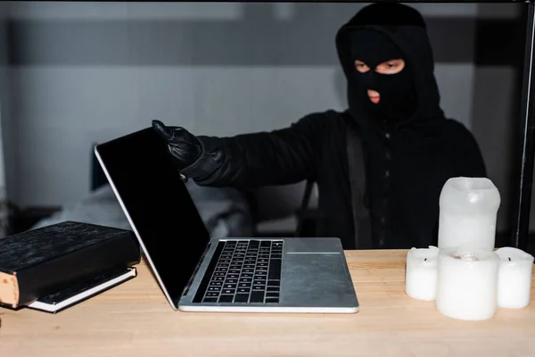 Selective Focus Thief Balaclava Taking Laptop Table — Stock Photo, Image