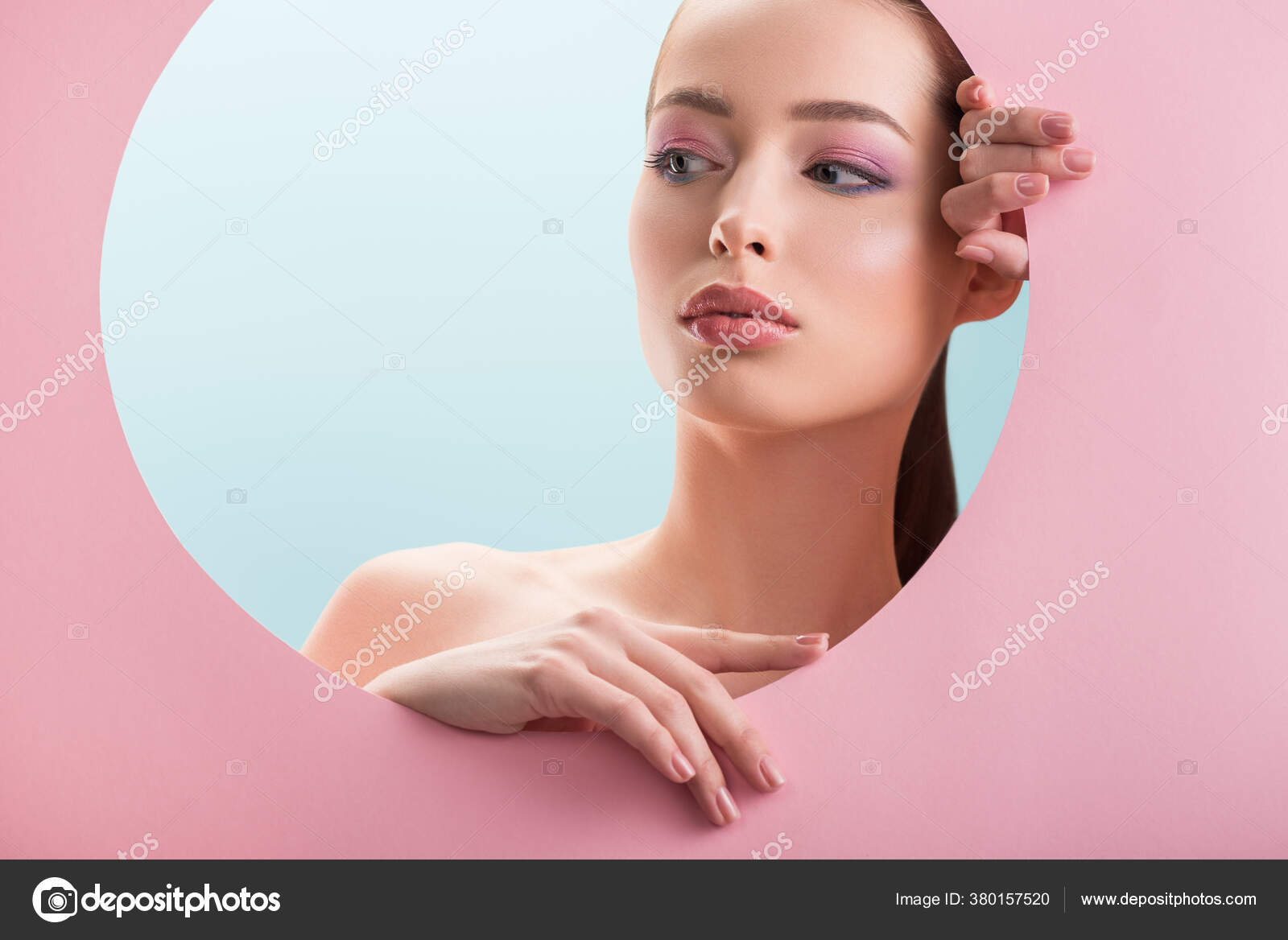 Belle Femme Nue Avec Maquillage Brillant Regardant Loin Travers Trou Image Libre De Droit Par