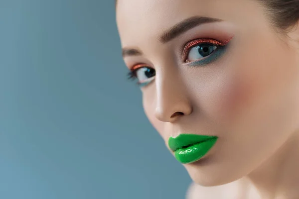 Retrato Mujer Hermosa Con Labios Verdes Sombra Ojos Rosa Azul —  Fotos de Stock