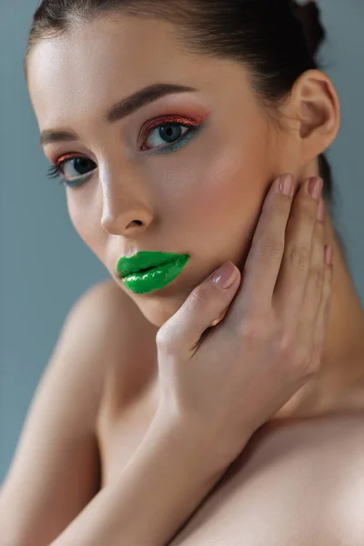 Retrato Mujer Hermosa Desnuda Con Labios Verdes Rosa Azul Sombra — Foto de Stock