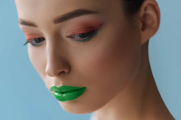 Retrato Mulher Bonita Com Lábios Verdes Rosa Sombra Azul Isolada — Fotografia de Stock