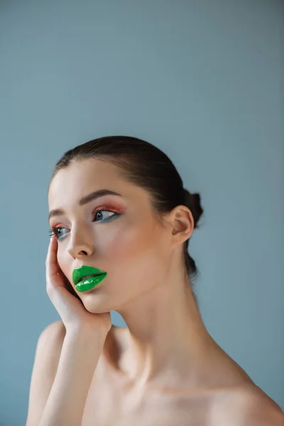 Γυμνή Όμορφη Γυναίκα Πράσινα Χείλη Ροζ Και Μπλε Σκιά Ματιών — Φωτογραφία Αρχείου