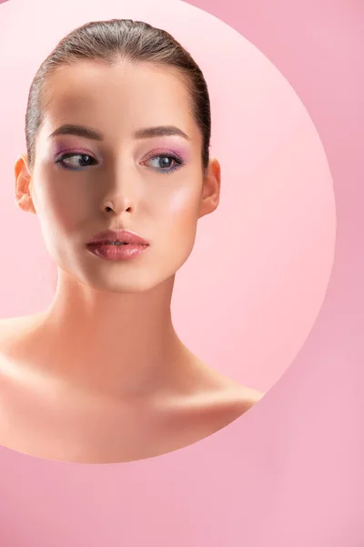 Porträtt Vacker Naken Kvinna Med Glänsande Makeup Tittar Genom Runda — Stockfoto