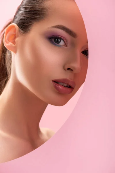 Porträtt Vacker Naken Kvinna Med Glänsande Makeup Tittar Genom Runda — Stockfoto