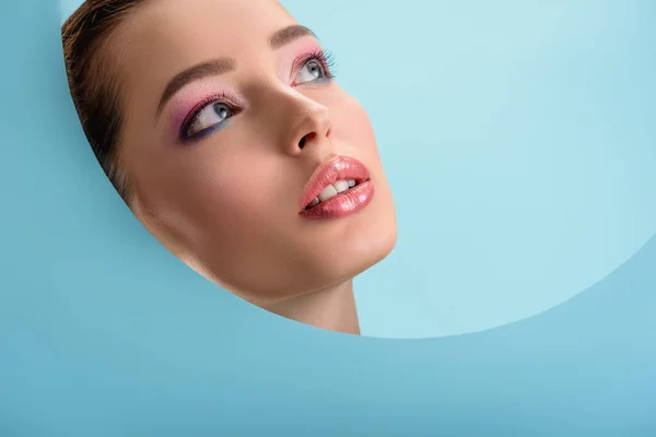 윤기나는 입술을 아름다운 여성의 Eyeshadow 구멍을 푸른에 — 스톡 사진