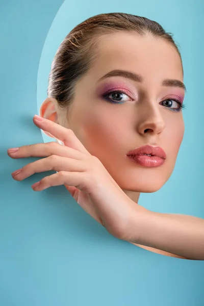 Retrato Hermosa Mujer Joven Con Labios Brillantes Sombra Ojos Rosa — Foto de Stock