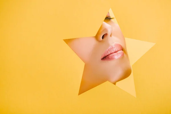 Cropped View Beautiful Woman Shiny Lips Paper Star Shaped Hole — Stock Photo, Image