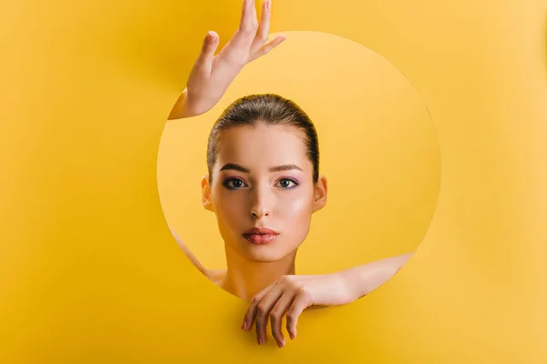 Retrato Mujer Hermosa Con Maquillaje Brillante Agujero Redondo Papel Con — Foto de Stock