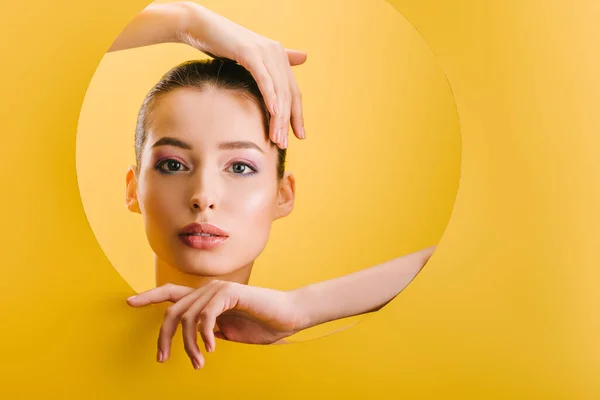 Retrato Mujer Hermosa Con Maquillaje Brillante Agujero Redondo Papel Con — Foto de Stock