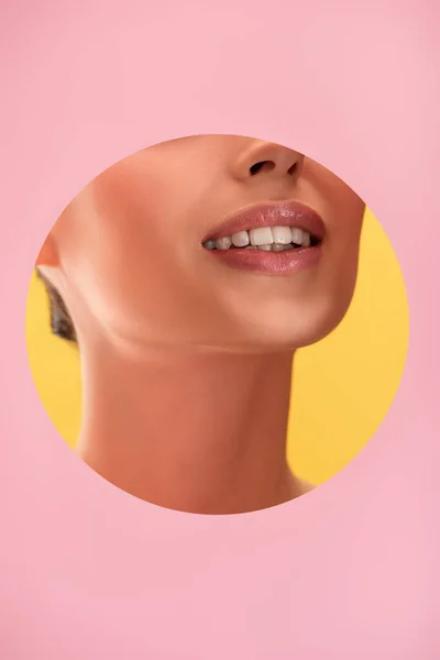 Gedeeltelijk Uitzicht Mooie Vrouw Met Glanzende Lippen Roze Papieren Ronde — Stockfoto