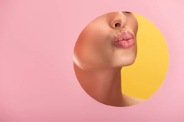 Częściowy Widok Pięknej Kobiety Błyszczącymi Ustami Różowym Papierze Okrągły Otwór — Zdjęcie stockowe