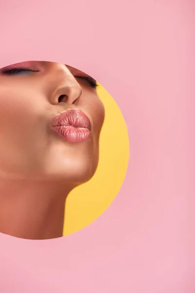 Partial View Beautiful Woman Shiny Lips Pink Paper Hole Pouting — Stock Photo, Image