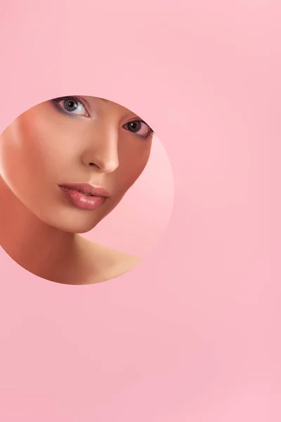 Portrait Beautiful Woman Shiny Makeup Paper Hole Isolated Pink — Stock Photo, Image