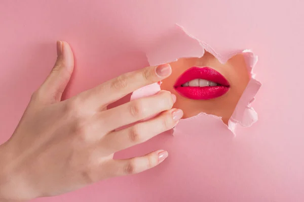 Vista Cortada Mulher Bonita Com Lábios Carmesim Dentes Brancos Papel — Fotografia de Stock