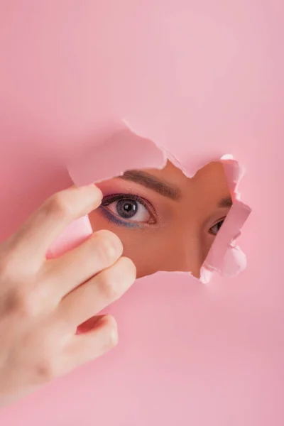 Hermosa Mujer Con Maquillaje Brillante Mirando Través Agujero Roto Papel — Foto de Stock