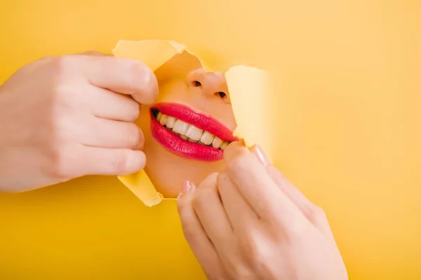 Bijgesneden Uitzicht Mooie Vrouw Met Karmozijnrode Lippen Glimlachen Geel Papier — Stockfoto