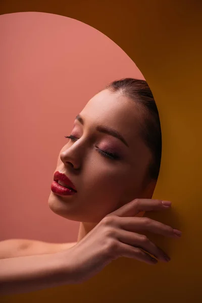Naked Beautiful Woman Crimson Lips Closed Eyes Paper Circle Hole — Stock Photo, Image