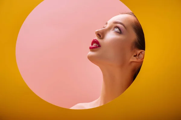 Naked Beautiful Woman Crimson Lips Looking Yellow Paper Circle Hole — Stock Photo, Image
