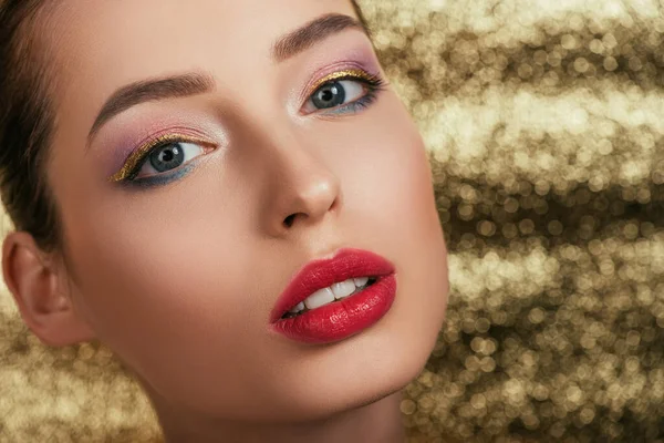 Portræt Smuk Kvinde Med Skinnende Makeup Gylden Baggrund - Stock-foto