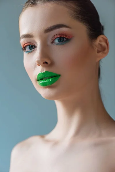 Porträtt Vacker Naken Kvinna Med Gröna Läppar Rosa Och Blå — Stockfoto