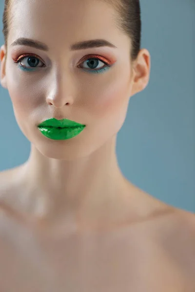 Portret Pięknej Nagiej Kobiety Zielonymi Ustami Różowymi Niebieskimi Oczkami Odizolowanej — Zdjęcie stockowe