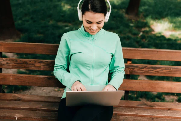 Belo Freelancer Sorridente Fones Ouvido Usando Laptop Parque — Fotografia de Stock