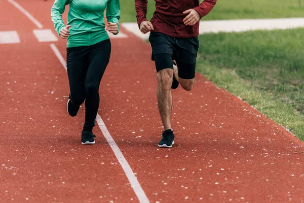 Vista Recortada Pareja Trotando Juntos Pista Atletismo Parque —  Fotos de Stock