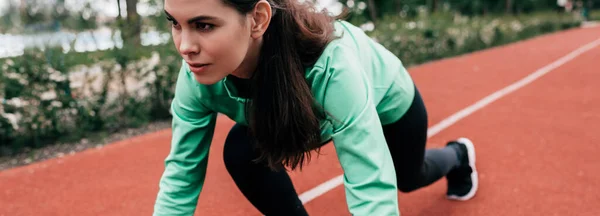 Aussichtsreiche Sportlerin Steht Startposition Bevor Sie Park Auf Bahn Läuft — Stockfoto