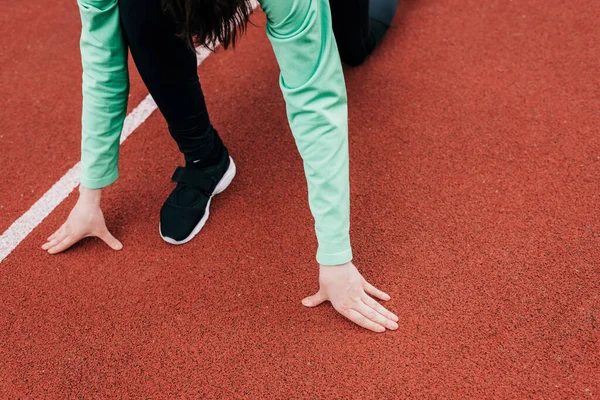 Ausgeschnittene Sicht Auf Sportlerin Die Startposition Auf Laufstrecke Steht — Stockfoto