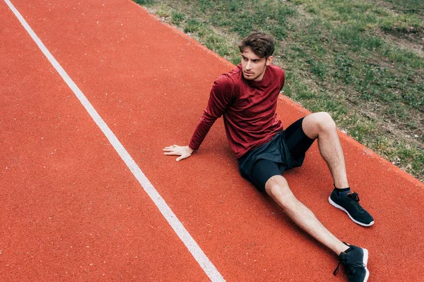 Guapo Deportista Sentado Pista Atletismo Parque —  Fotos de Stock