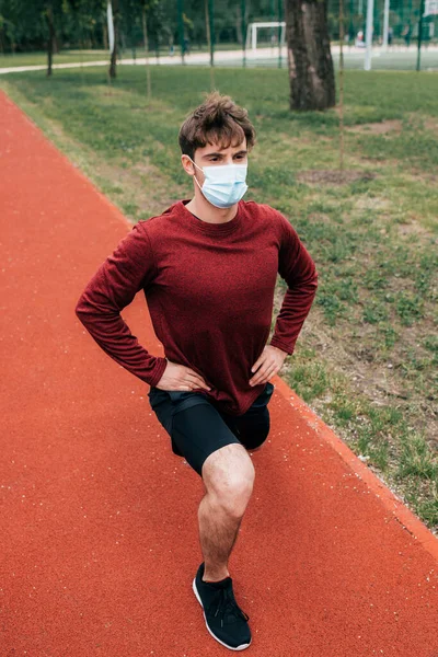 Sportsman Maschera Medica Facendo Salti Sulla Pista Corsa Nel Parco — Foto Stock