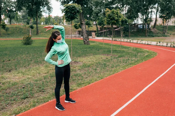 Sportvrouw Medische Maskertraining Hardloopbaan Park — Stockfoto