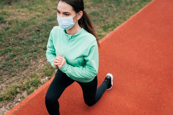 Sportswoman Maschera Medica Facendo Salti Sulla Pista Corsa Nel Parco — Foto Stock