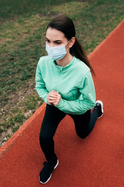 옥외에서 운동을 하면서 트랙에서 점심을 마스크를 스포츠 여성의 — 스톡 사진