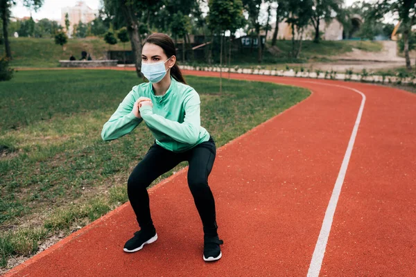 Sportswoman Maschera Medica Facendo Tozzo Sul Percorso Corsa Nel Parco — Foto Stock