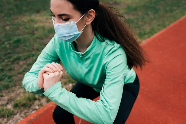 Jonge Sportvrouw Medisch Masker Doet Niets Tijdens Training Het Park — Stockfoto