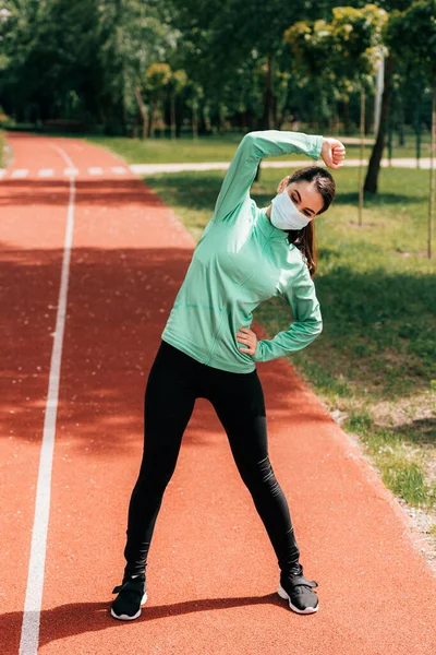 Sportvrouw Met Medisch Masker Die Overdag Het Park Traint — Stockfoto