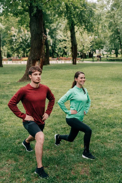 Glimlachende Sportvrouw Doet Lunges Buurt Van Vriendje Park — Stockfoto