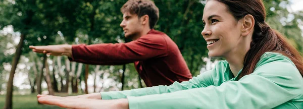 Selective Focus Smiling Woman Training Boyfriend Park Panoramic Shot — Stock Photo, Image