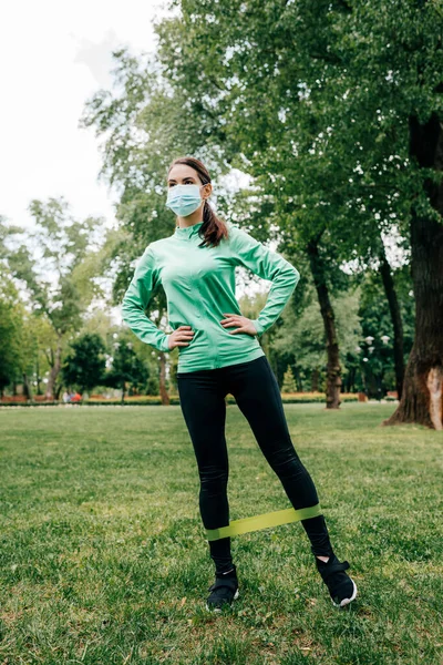 Sportswoman Dans Masque Médical Travail Avec Bande Résistance Dans Parc — Photo