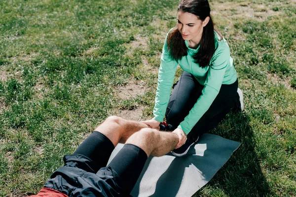 Vysoký Úhel Pohledu Atraktivní Sportovkyně Podporující Sportovce Při Cvičení Parku — Stock fotografie