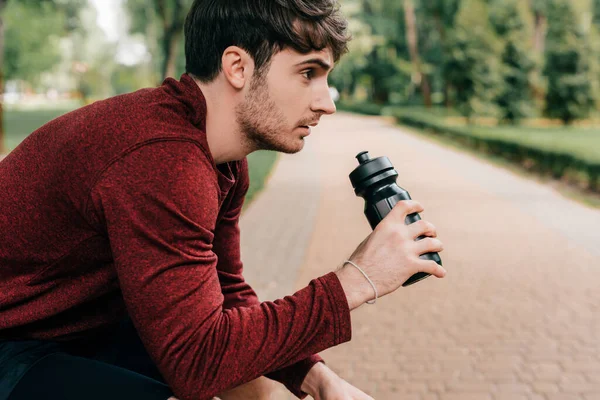 Side View Sportsman Holding Sports Bottle While Resting Park — Stock Photo, Image