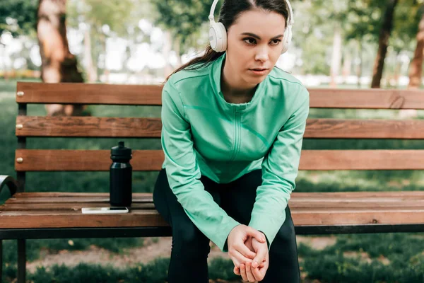 Sportswoman Headphones Sitting Smartphone Sports Bottle Bench Park — Stock Photo, Image